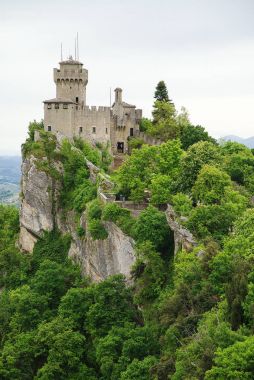 Mount Titano uçurumun kenarında havadan görünümü Cesta ve Montale. İkinci kule. İçinde San Marino Cumhuriyeti