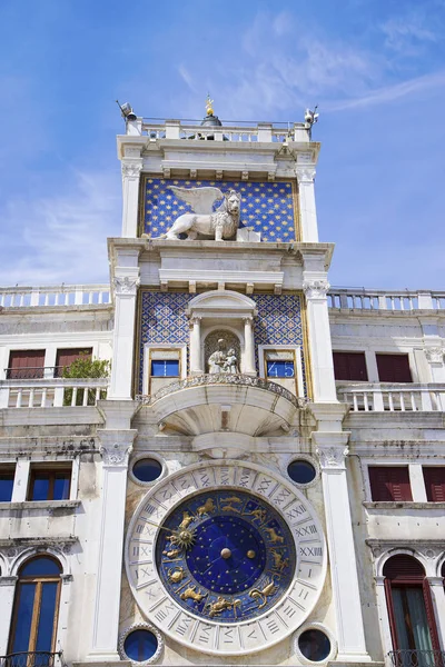 A St Mark's Clock Tower - Piazza San Marco-ra Velencében. Velence, Veneto, Olaszország — Stock Fotó