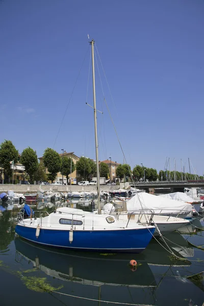 Yacht e barche nel porto sono in attesa. Il mare è calmo. Rimini, Italia - 21 giugno 2017 — Foto Stock