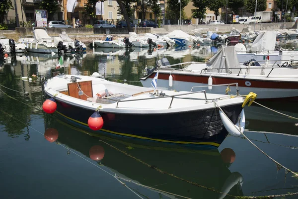 Barcos amarrados en el puerto de Rímini, Italia - 21 de junio de 2017 — Foto de Stock