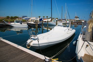 Bağlantı noktası bekleyen Yatlar. Denizde sakin.