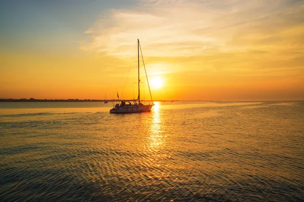 El yate navega hacia el muelle. Tiempo de puesta del sol del mar — Foto de Stock