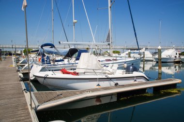 Bağlantı noktası bekleyen Yatlar. Denizde sakin.