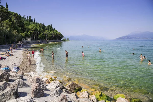 La playa del Lago de Garda en junio 19, 2017 . — Foto de Stock