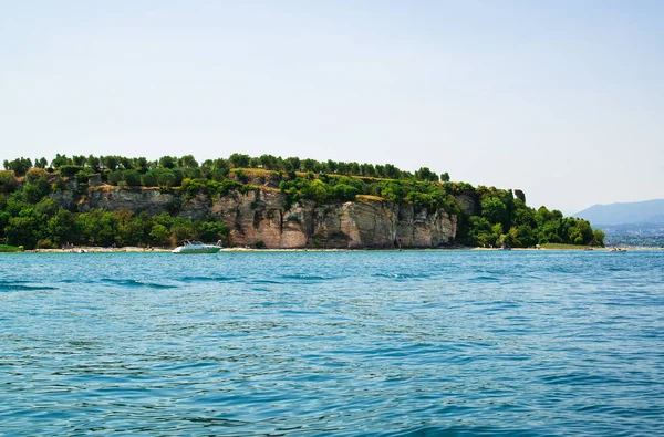 Sirmione, Lago de Garda. De Italia. vista sobre las ruinas de la Gruta de Catulo, edificio privado romano — Foto de Stock