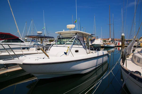 Jachten in de haven te wachten. — Stockfoto