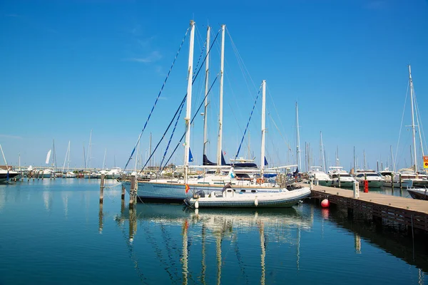 Yachten im Hafen warten. — Stockfoto