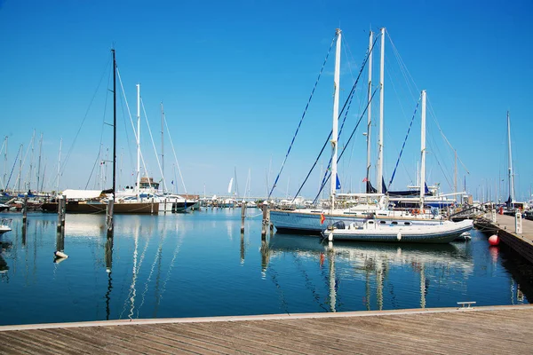 Yachts in the port waiting. — Stock Photo, Image