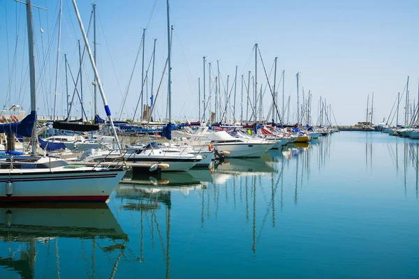 Limanda yatlar bekliyor. Rimini, İtalya.