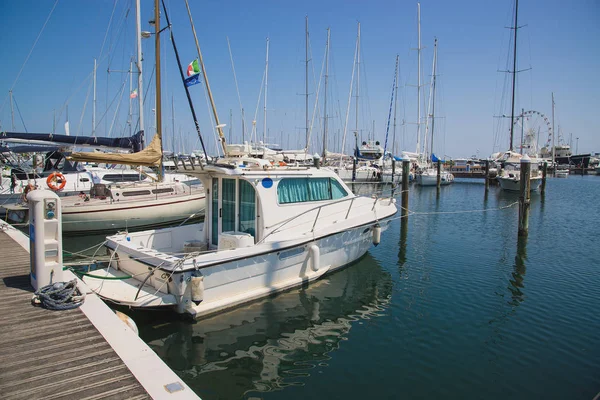 Limanda yatlar bekliyor. Rimini, İtalya.