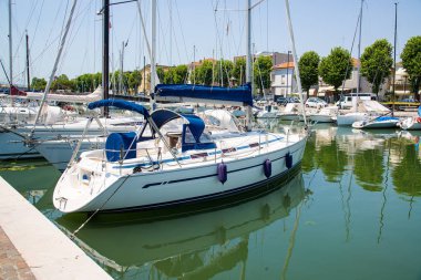 Limanda yatlar bekliyor. Rimini, İtalya.