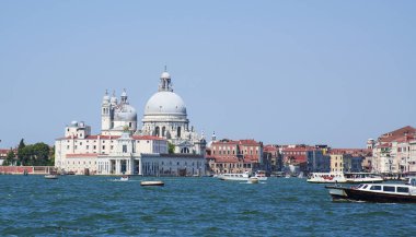 Canal Grande ve Basilica Santa Maria della Salute parlak bir günde Venedikte.