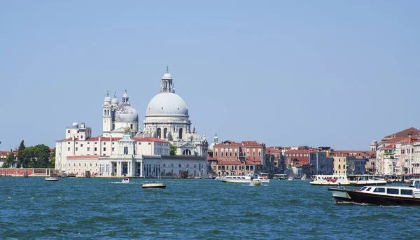 Grand Canal and Basilica Santa Maria della Salute in Venice on a bright day. — Stock Photo, Image