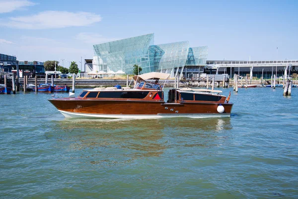 Barca a vela lungo il Canal Grande a Venezia . — Foto Stock