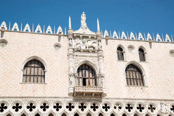 Építészeti részletek homlokzat, a Dózse-palota (Palazzo Ducale), Velence, Olaszország — Stock Fotó