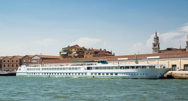 美丽的建筑和沿运河在威尼斯，意大利游艇的看法 — 图库照片