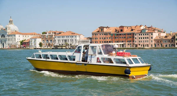 船沿京杭大运河在威尼斯，意大利. — 图库照片
