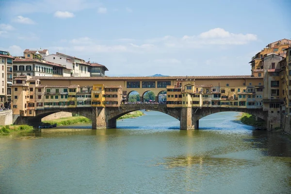 Famoso puente Ponte Vecchio sobre el río Arno en Florencia, Italia — Foto de Stock