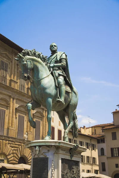 Piazza della Signoria, un monumento a Cosme de Médici en Florencia, Italia . — Foto de Stock