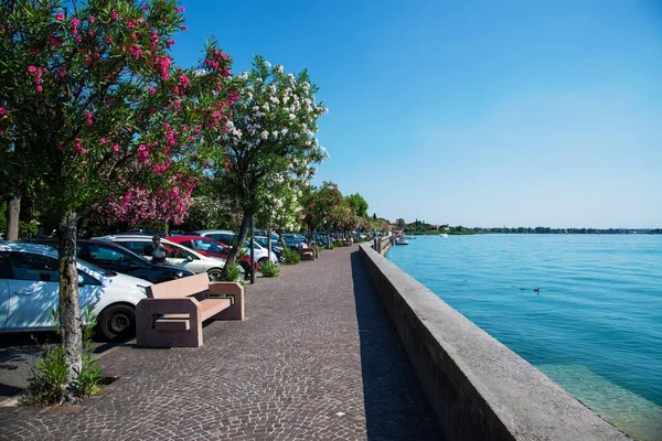 Quay in de stad van Sirmione aan het Gardameer. Italië. — Stockfoto