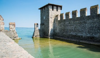 Ortaçağ Kalesi Scaliger eski şehrin Sirmione göl kenarında Lago di Garda. İtalya