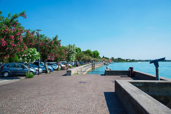 Quay in de stad van Sirmione aan het Gardameer. Italië. — Stockfoto