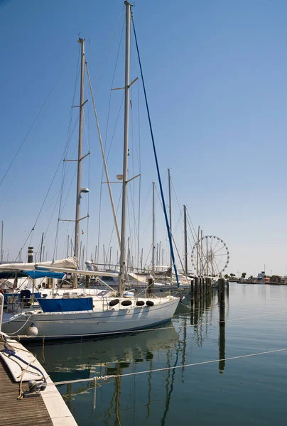 Yacht nel porto in attesa. Rimini, Italia. — Foto Stock