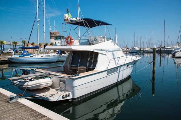 Yachten im Hafen warten. Rimini, Italien. — Stockfoto