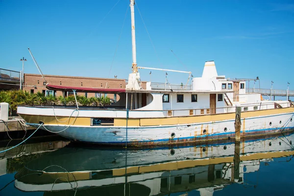 Old yacht in the port in Rimini, Italy. — Stock Photo, Image