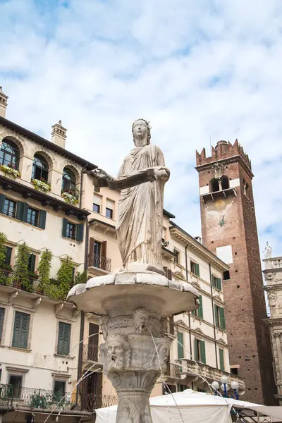 Fonte de Nossa Senhora de Verona na Praça Piazza delle Erbe — Fotografia de Stock