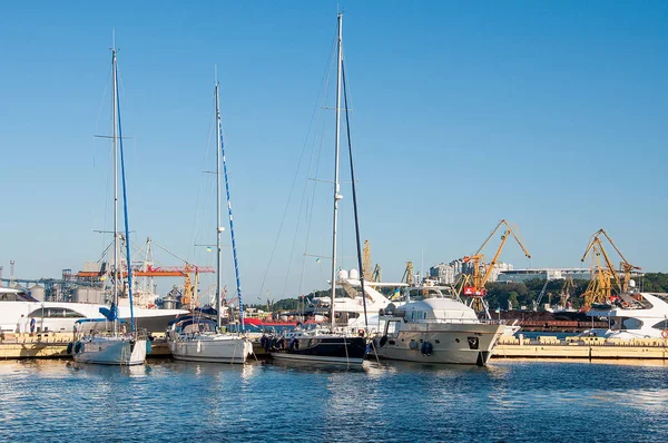 Білі яхти в порту чекають. На морі спокійно . — стокове фото