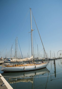 Limanda yatlar bekliyor. Rimini, İtalya.