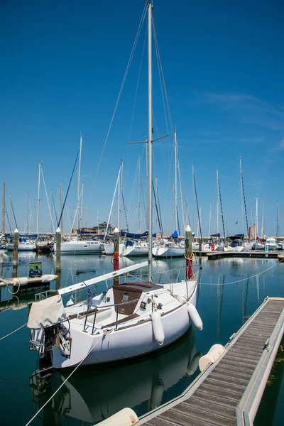 Limanda yatlar bekliyor. Rimini, İtalya. — Stok fotoğraf