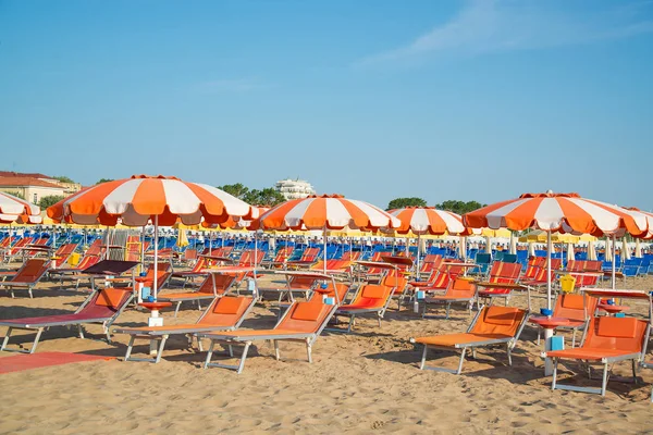 オレンジのパラソル イタリアのリミニのビーチの Chaise のラウンジ — ストック写真
