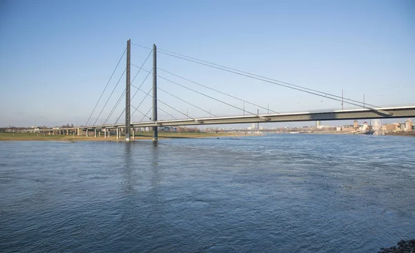 Brug over de rivier de Rijn in Dusseldorf, Duitsland. — Stockfoto