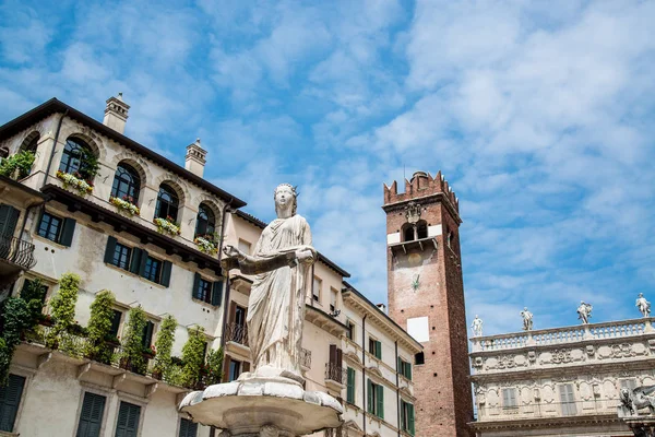 Szökőkút a Szűzanya Verona a Piazza delle Erbe tér — Stock Fotó
