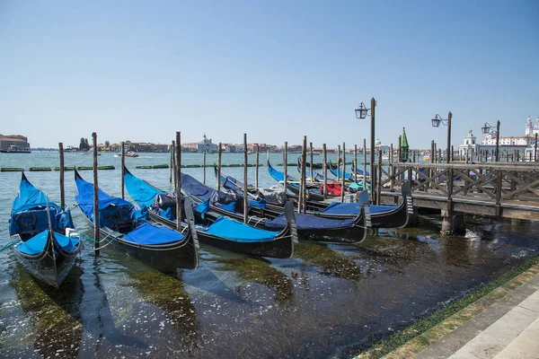 Gondeln am Markusplatz mit der Kirche San Giorgio di Maggiore in Venedig, Italien - 20. Juni 2017 — Stockfoto