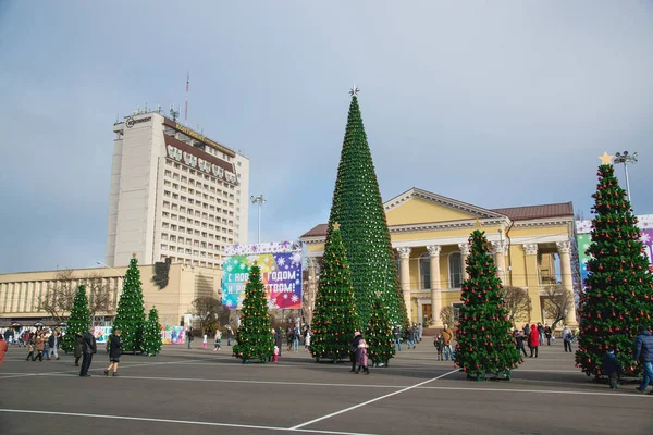 Los árboles de Navidad en la plaza de la ciudad de Stavropol, Rusia - 17 de diciembre de 2017 . — Foto de Stock