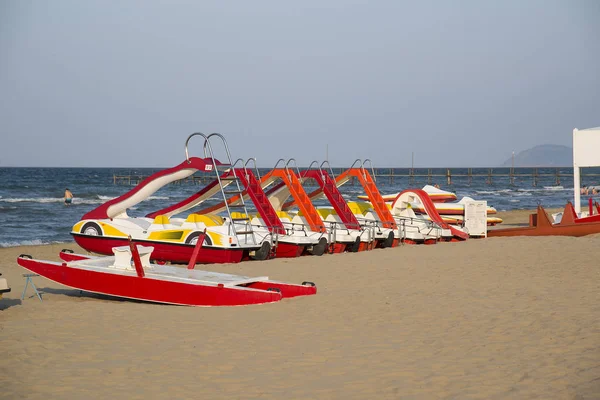 Emilia-Romagna, Italien, båtar på stranden. Den berömda semesterorten Rimini — Stockfoto