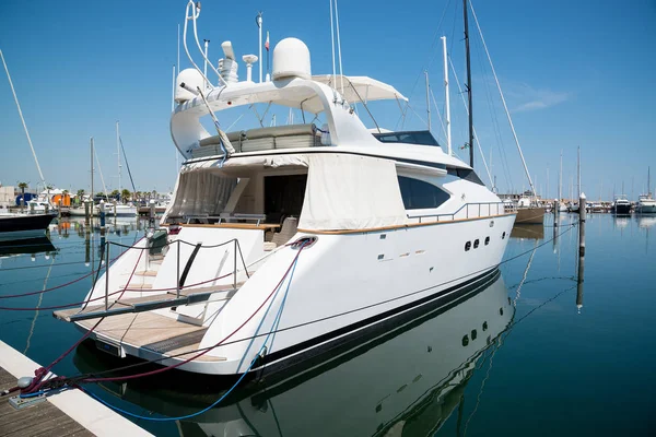 Yachten im Hafen warten. Rimini, Italien. — Stockfoto