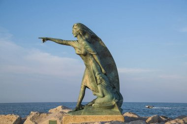 Rimini, İtalya - 21 Haziran 2017. Kadınlar kocalarının dönüşü deniz Rimini, İtalya için bekleyen anıt