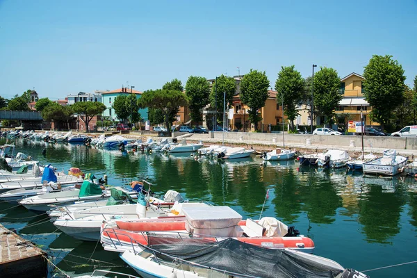 Живописный летний вид на пир с древними и современными зданиями, яхтами и другими лодками в Римини, Италия - 21 июня 2017 — стоковое фото