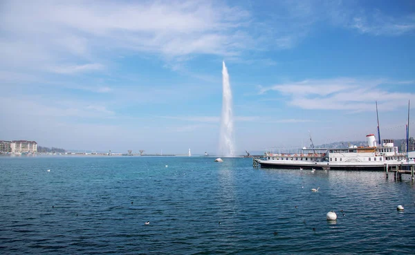 ジュネーブ湖、ジュネーブ、スイス連邦共和国での水の噴水 — ストック写真