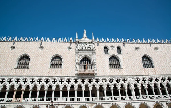 Építészeti részletek homlokzat, a Dózse-palota (Palazzo Ducale), Velence, Olaszország — Stock Fotó
