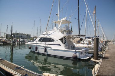 Limanda yatlar bekliyor. Rimini, İtalya.