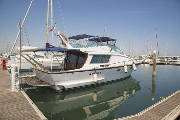 Yachten im Hafen warten. rimini, italien - 22. Juni 2017 — Stockfoto