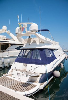 Limanda yatlar bekliyor. Rimini, İtalya.