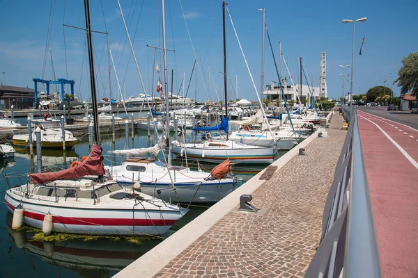 A jachtok a kikötőben várnak. Rimini, Olaszország. — Stock Fotó