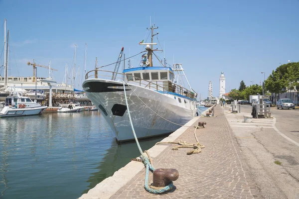 Ловлячий рибу човен, риболовецьке судно в порту морським курортом Ріміні, Італія. — стокове фото