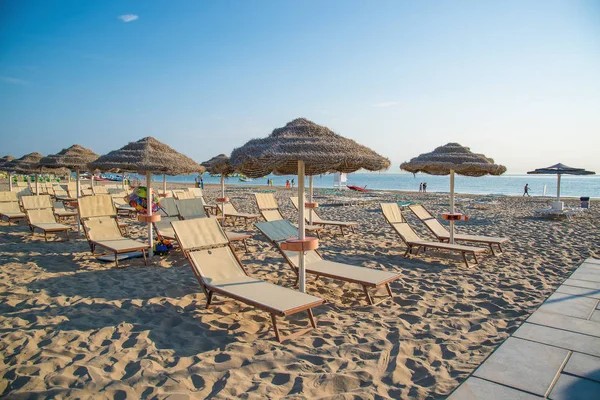Parasols en ligstoelen op het strand van Rimini in Italië — Stockfoto